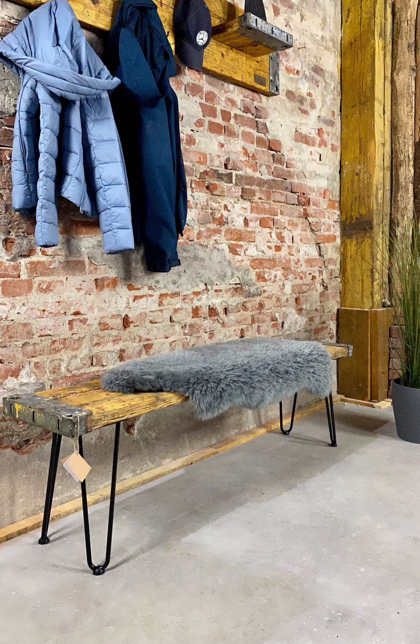 Sitzbank mit Metallgestell